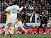 Lucas Vazquéz z Realu Madrid padá v pokutovém území Juventusu, sudí Oliver v...