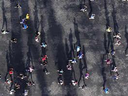 MARATONCI. Závodníci běží po bulváru Avenue des Champs-Élysées na startu 42....