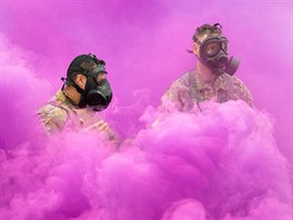 BEZPEČNOSTNÍ TEST. Američtí vojáci demonstrují kvalitu utěsnění plynových masek...
