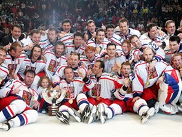 ei se radují ze zisku zlatých medailí na hokejovém ampionátu ve Vídni. (15....
