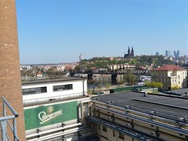 Pohled na Prahu z cylindro-kónických tank pivovaru Staropramen v Nádraní...