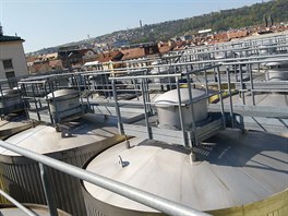 Pohled na Prahu z cylindro-kónických tank pivovaru Staropramen v Nádraní...