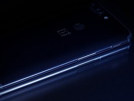 OnePlus 6 se na prvním oficiálním snímku píli neodhaluje. Leí toti pod...