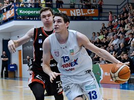 Dnsk basketbalista Filip Kroutil (vpravo) obeel Eduarda Kotska ze Svitav.