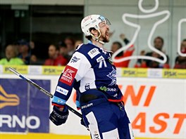 Brněnský bek Tomáš Bartejs slaví úvodní gól třetího finále hokejové extraligy.