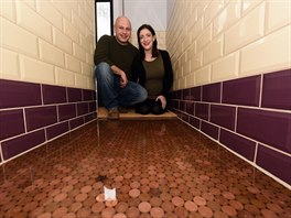 Manželé zvolili obklady, které připomínají chodby londýnského metra. Podlaha je...