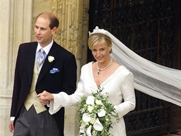 Princ Edward a Sophie Rhys-Jonesová se vzali v kapli sv. Jií na hrad Windsor...