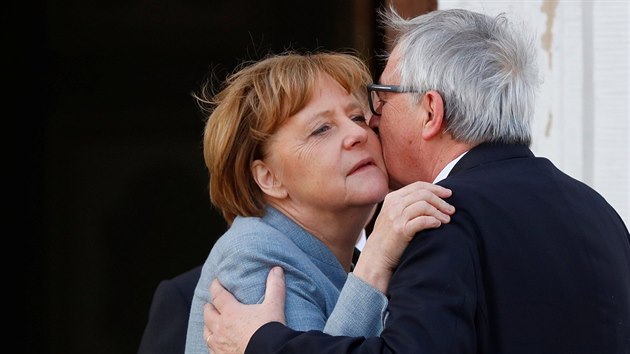 Nmeck kanclka Angela Merkelov a pedseda EK Jean-Claude Juncker na vjezdnm zasedn vldy na zmku Meseberg (10. dubna 2018)