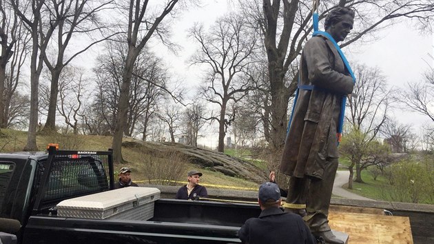 Z newyorskho Central Parku byla odstranna socha lkae Jamese Mariona Simse (17. dubna 2018)