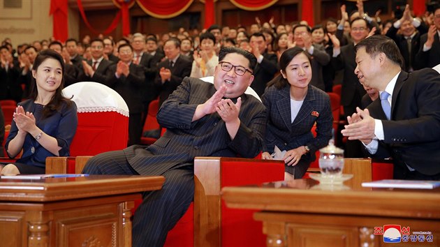 Severokorejský vůdce Kim Čong-un s manželkou Ri Sol-ču na představení čínského uměleckého tělesa v Pchjongjangu. Vpravo čínský diplomat Song Tao (17. dubna 2018)