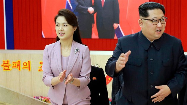 Severokorejský vůdce Kim Čong-un s manželkou Ri Sol-ču v Pchjongjangu (17. dubna 2018)