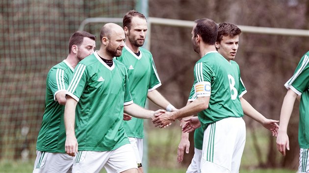 Bývalý fotbalový reprezentant David Rozehnal (třetí zleva) po konci profesionální kariéry nastoupil do zápasu za rodné Kožušany proti Chomoutovu v I. B třídě