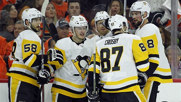 Sidney Crosby slaví se spoluhráči s Pittsburghu svůj gól na ledě Philadelphie.