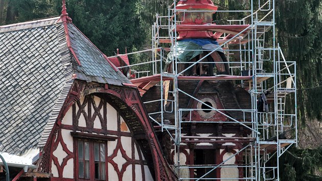 Obnova areálu bývalých lázní v Kyselce pokračuje, s příchodem jara se práce opět rozjíždějí naplno. Pracuje se také na opravě věže Jindřichova dvora.