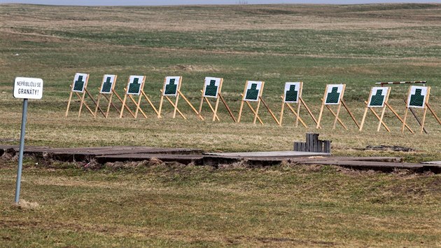 Cvičení záložáků ve střelbě na pěchotní střelnici Plešivec ve Vojenském újezdu Hradiště v rámci vojenského cvičení Hradba 2018.