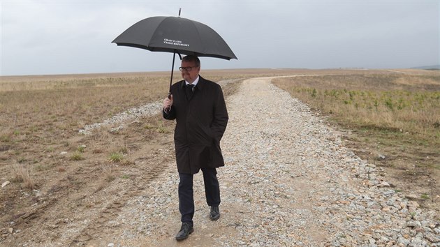 Ministr dopravy Dan Ťok při výjezdním zasedání vlády v demisi v Karlovarském kraji na prohlídce lokality pro polygon BMW na Sokolovsku.