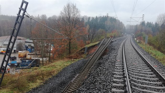 Na trati Cheb - Klášterec nad Ohří od soboty nejezdí vlaky kvůli sesuvu tzv. železničního spodku v úseku Hájek - Dalovice.