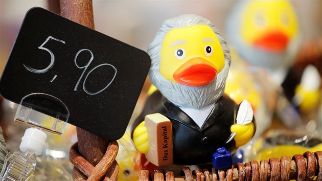 V souvislosti s brzkým odhalením sochy Karla Marxe v jeho rodném Trevíru se ve městě prodávají gumové kachničky stylizované do jeho podoby. (13.4.2018)