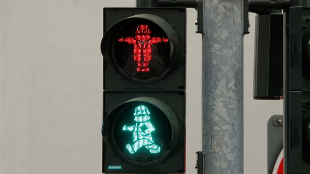 V souvislosti s brzkým odhalením sochy Karla Marxe v jeho rodném Trevíru se na semaforech ve městě objevily symboly signalizace stylizované do jeho podoby. (13.4.2018)
