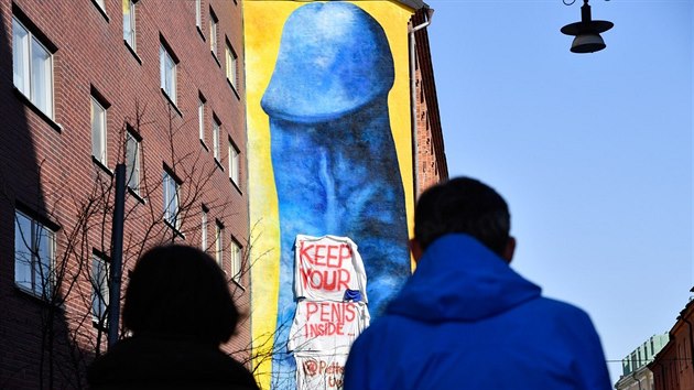 Obří modrý penis namalovaný na fasádě jedné z budov ve Stockholmu (14.4.2018)