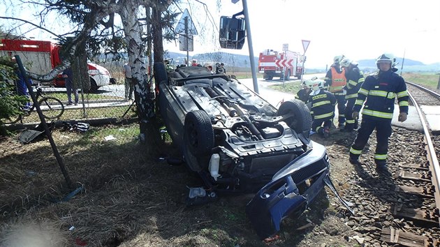 Na elezninm pejezdu u Luan na jinm Plzesku se srazil osobn vlak s autem (10. dubna 2018).
