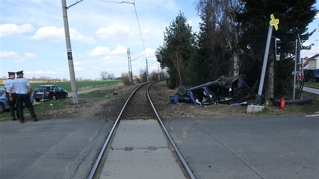 Na elezninm pejezdu u Luan na jinm Plzesku se srazil osobn vlak s autem (10. dubna 2018).