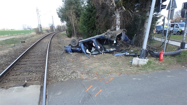 Na elezninm pejezdu u Luan na jinm Plzesku se srazil osobn vlak s autem (10. dubna 2018).