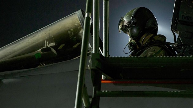 Sthac letoun Tornado se pipravuje na vzltnut z vojensk zkladny RAF, kterou m Britnie na Kypru. (14. dubna 2018)