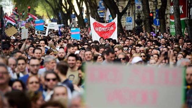 Nkolik tisc Maar protestovalo v Budapeti proti vsledku parlamentnch voleb, ve kterch zvtzil premir Viktor Orbn. (14. dubna 2018)