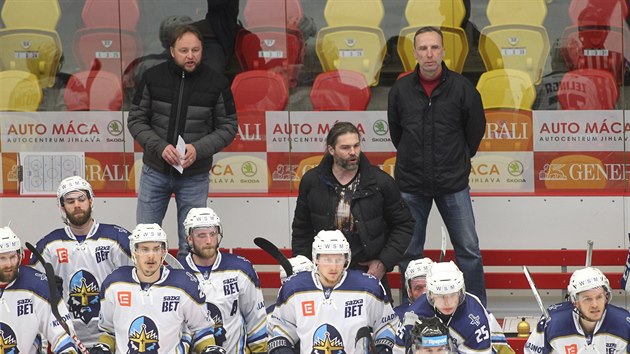 Kladenští trenéři Pavel Patera (vlevo) a Miloslav Hořava přihlížejí společně s Jaromírem Jágrem barážovému utkání v Jihlavě.