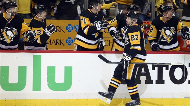 Kapitán Pittsburghu Sidney Crosby slaví hattrick proti Philadelphii.