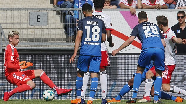 Serge Gnabry z Hoffenheimu stl gl proti Hamburku.