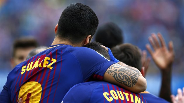 Luis Suárez (Barcelona) slaví společně s asistentem Coutinhem první gól do sítě Valencie.