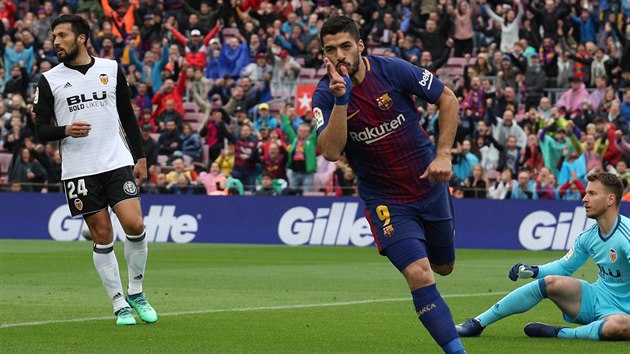 Luis Suárez (Barcelona) slaví svůj zásah proti Valencii.