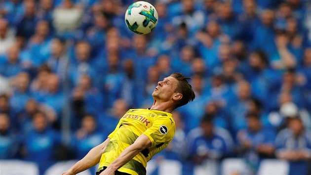 Lukasz Piszczek z Dortmundu si zpracovává míč.