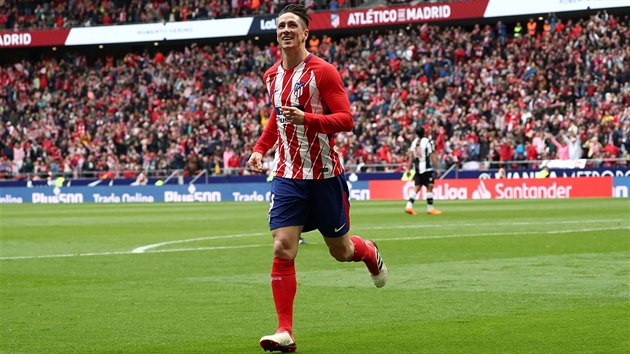 Fernando Torres z Atltica Madrid slav branku v utkn proti Levante.