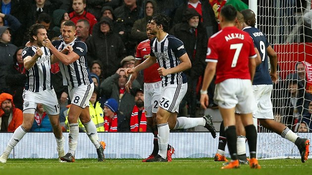 Fotbalisté West Bromwiche se radují z branky ve střetnutí s Manchesterem United.