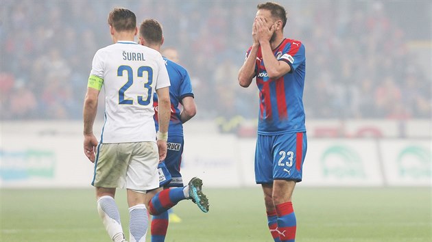 Plzeňský útočník Marek Bakoš (vpravo) schovává tvář do dlaní po neproměněné šanci.