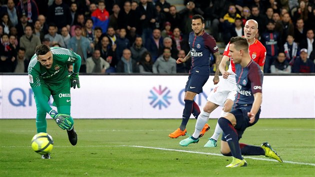 Giovani Lo Celso (v popředí) střílí branku PSG v utkání proti Monaku.