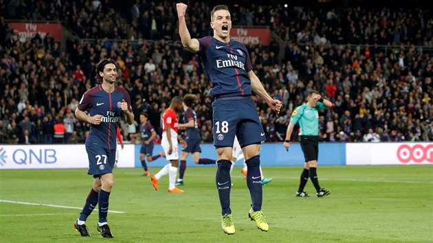 Giovani Lo Celso z PSG (v poped) slav gl do st Monaka.