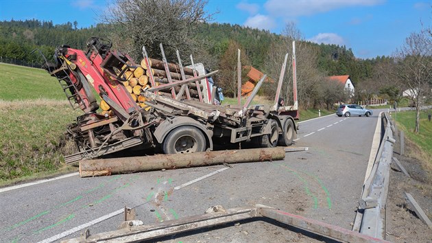 Nehoda kamionu se devem uzavela silnici z Vimperka do Strakonic.