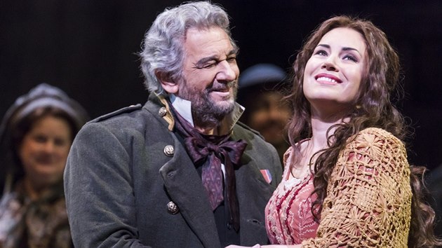 Sonja Jonevov jako Luisa Millerov a Plcido Domingo jako jej otec v inscenaci Metropolitn opery