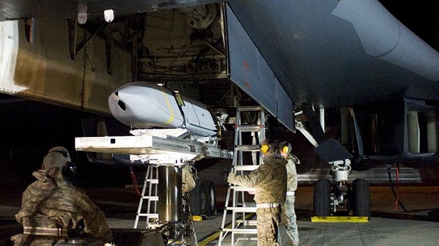 Příprava k zavěšení střely AGM-158 JASSM do pumovnice bombardéru B-1B