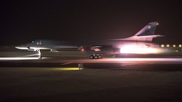 Americký bombardér B-1B startuje z katarské letecké základny Al Udeid (14.4.2018).
