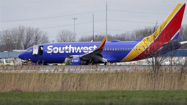 Letadlo spolenosti Southwest Airlines bylo v ter rno bhem letu odklonno na letit ve Filadelfii, kde kvli pokozen jednoho z motor nouzov pistlo. (17. dubna 2018)