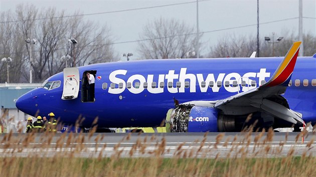 Letadlo společnosti Southwest Airlines bylo v úterý ráno během letu do Dallasu odkloněno do Filadelfie, kde nouzově přistálo. Příčinou má být poškození jednoho z motorů letounu. (17. dubna 2018)