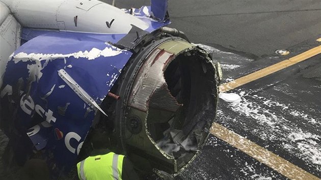 Pokozen motor letounu Boeing 737 NG spolenosti Southwest Airlines (17. dubna 2018)