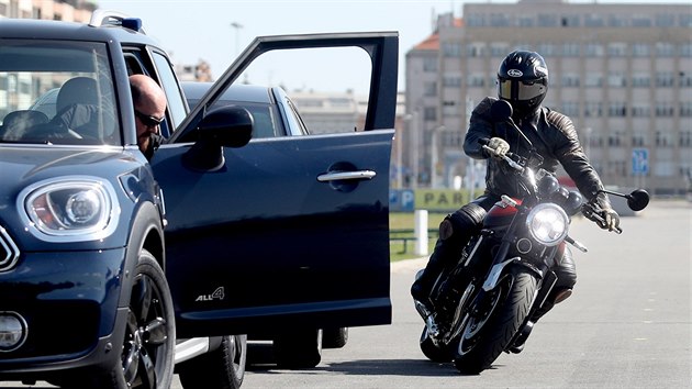 Jednm z nejvtch motorkskch strak je situace, kdy je idi zaparkovanho vozidla pehldne ve zptnm zrctku, nebo se do nj ani nepodv, a oteve dvee, aby vystoupil. (10.4.2018) 