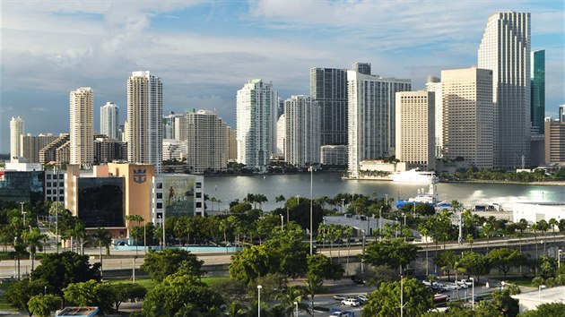 Klasika vech klasik. Pstavem vMiami projde ron nejvce vletnch lod na svt. Pohled zhorn paluby na miamsk downtown.