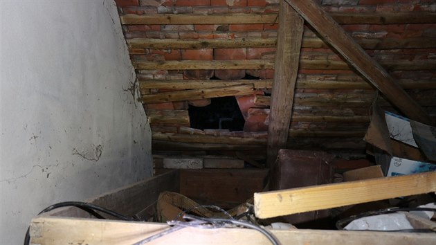 Jeden z objektů ve Žlebských Chvalovicích na Chrudimsku, do kterého zloděj vnikl malým otvorem.